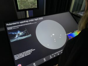 Person pekar på skärm som visas Polarsterns uppdrag under april 2020