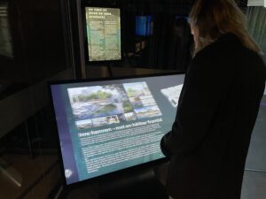 Person står vid en skärm som beskriver utvecklingen av Inre Hamnen