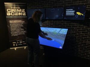 Person utforskar en skärm på utställningen Visual Crime Scene