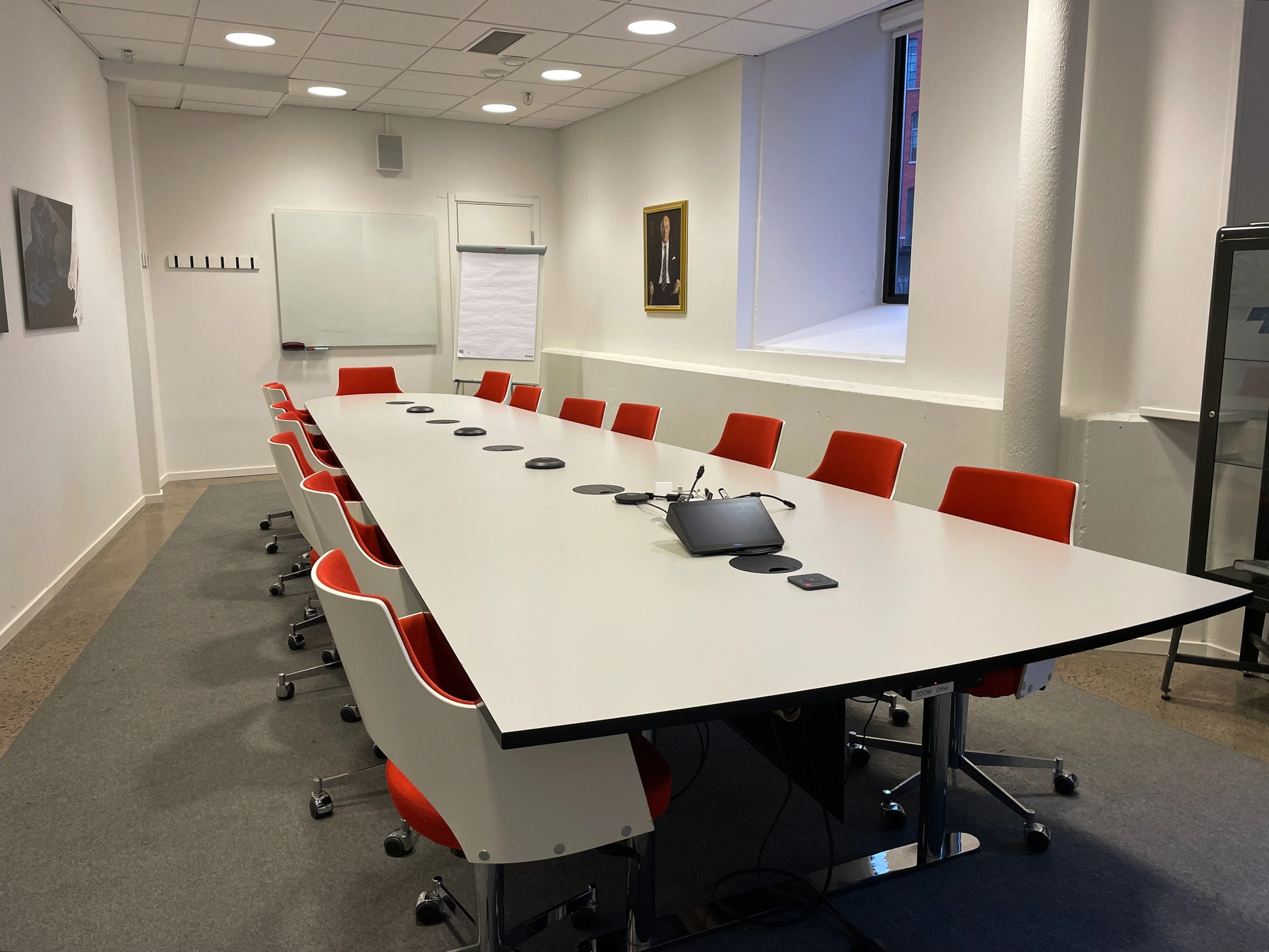 Ett rum med ett långbord och stolar runt, konferenslokal Eckerberg