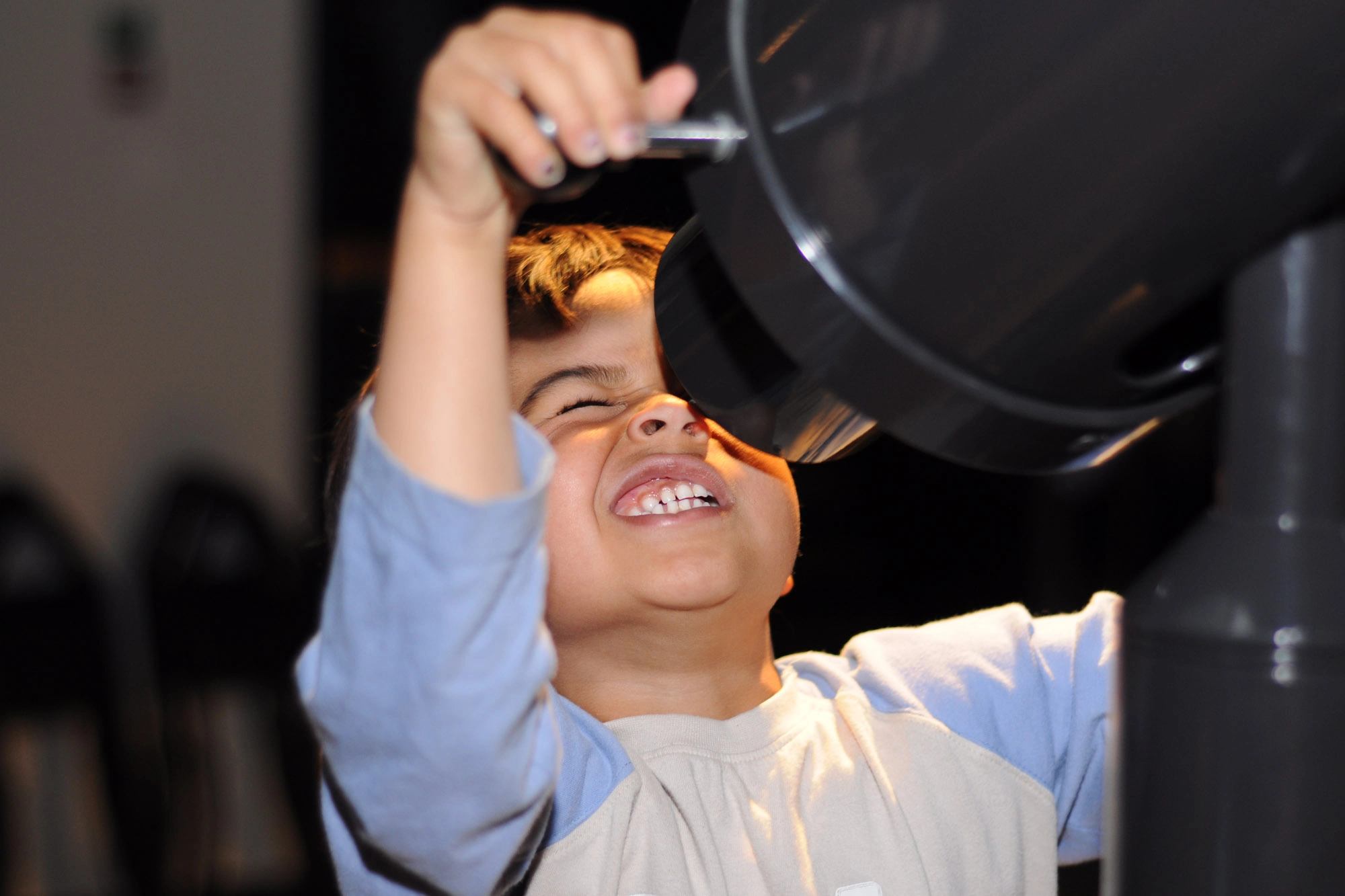 Ett barn kollar in i ett teleskop
