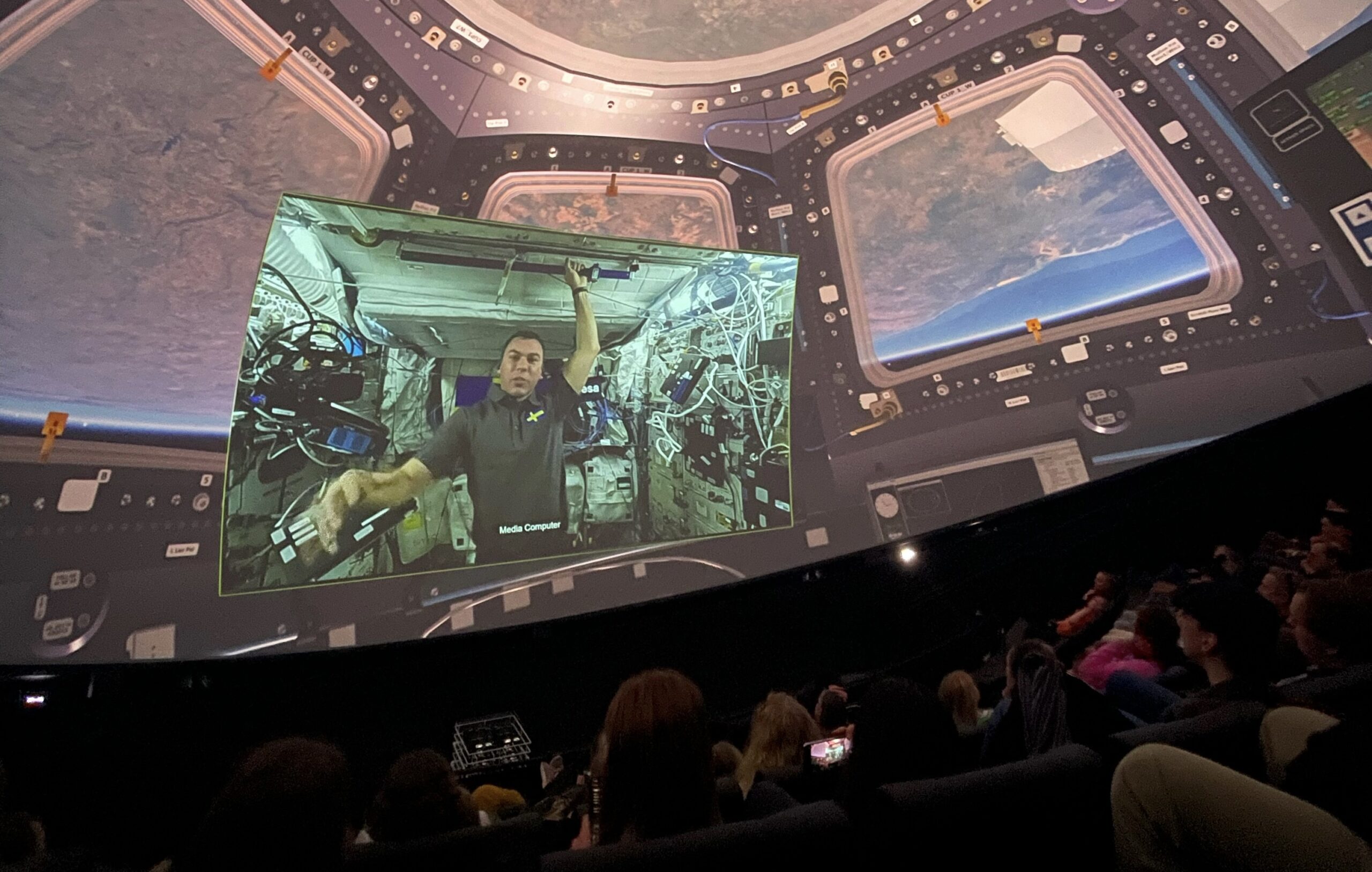 Wisdome visar föreställning med astronaut i rymdskepp