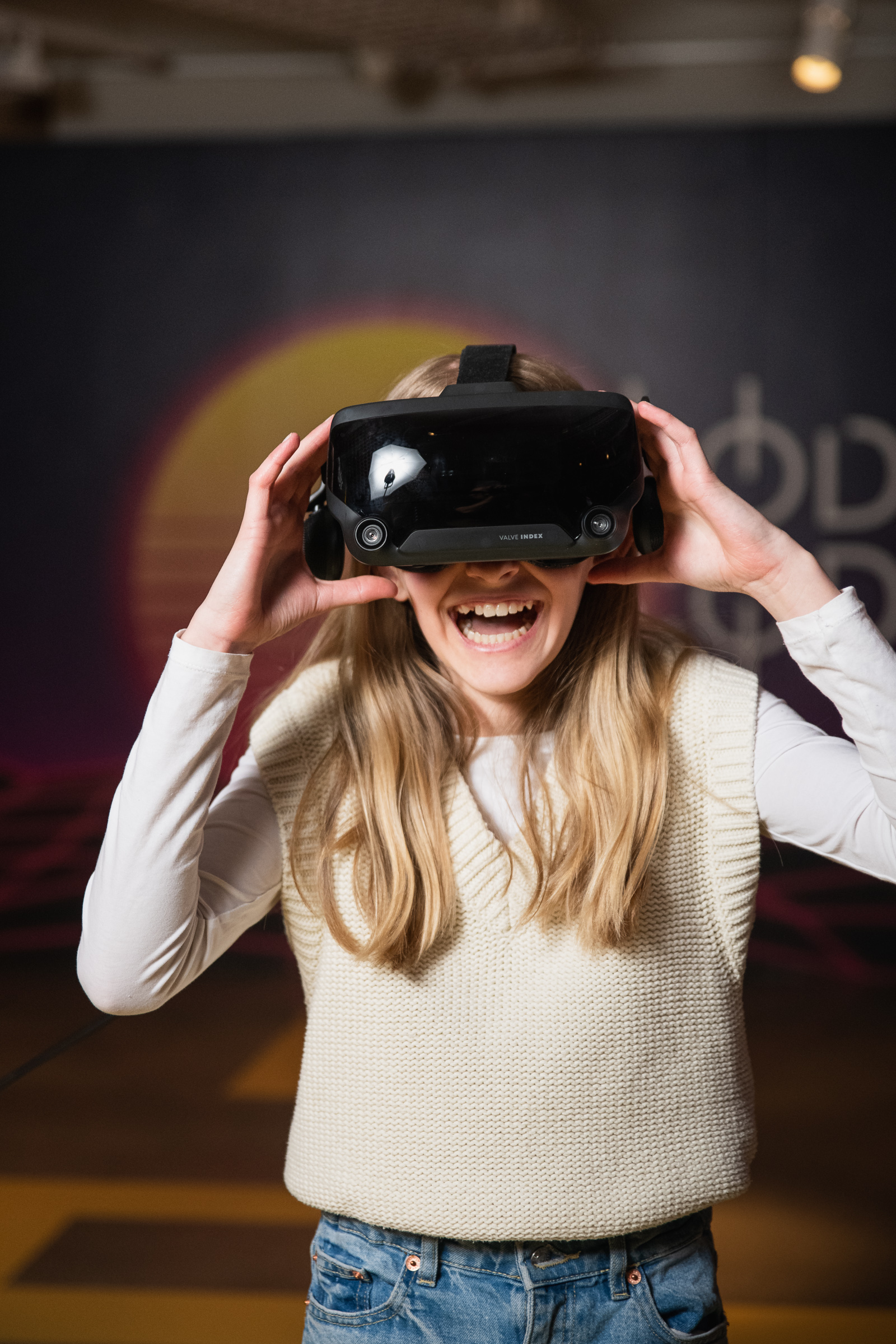 Ett barn som är väldigt glad med ett par VR-glasögon