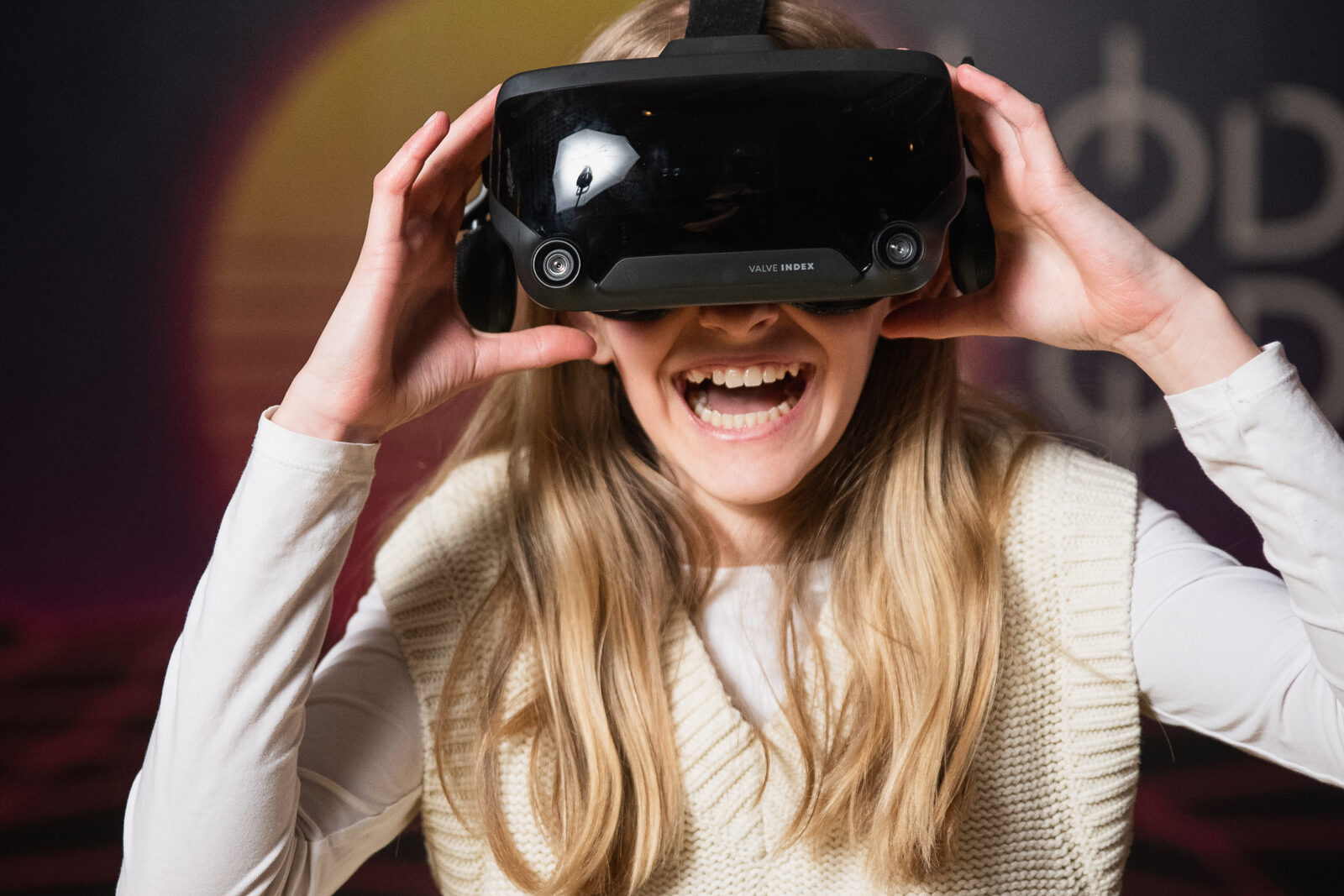 Ett barn som är väldigt glad med ett par VR-glasögon